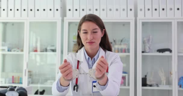진료소에서 수갑을 치료사 의사의 부패의 — 비디오