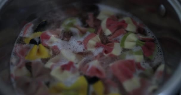 Çinde Kaynar Renkli Makarna Olan Bir Tencere Makarna Pişirme Süreci — Stok video