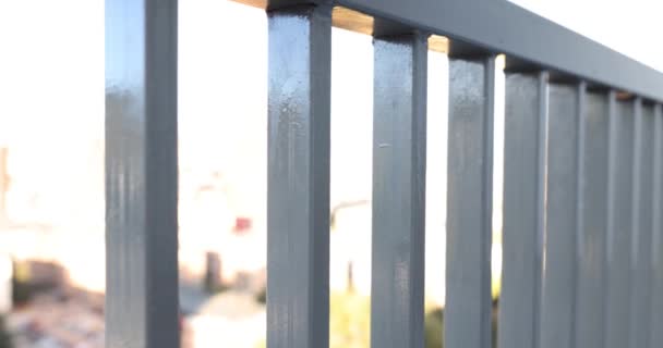 Γκρι Μεταλλικό Φράχτη Στο Μπαλκόνι Φράχτη Έννοια — Αρχείο Βίντεο