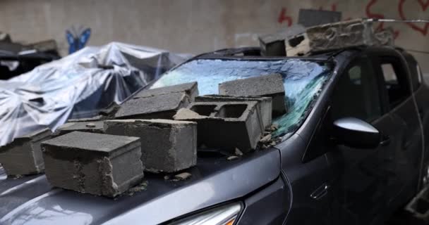 壊れた車のフロントガラスと壊れたガラスのレンガ 車が壊れて盗まれた車と車の犯罪 — ストック動画