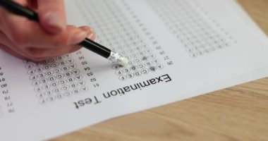 Kalem silici tutan ve sınavlara giren bir öğrenci. Eğitimsel okuma yazma kavramı ve test hatası