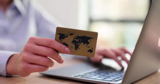 Hand Hålla Plast Kreditkort Och Använda Laptop Näthandel Och Betalning — Stockvideo