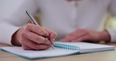 Kadın el yazısı ve haftalık planlama günlük programa göre. Hedefleri düzenlemek ve önceliklerini belirlemek için hafta planlayıcısı