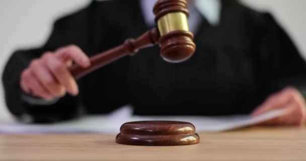 裁判官が表彰台に当たる 法律コンセプト — ストック動画