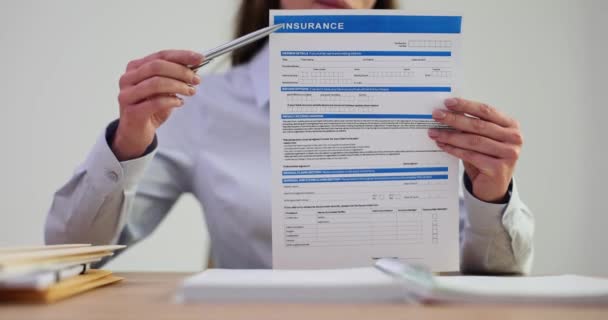 保険請求フォームで働く女性エージェント 損傷または病気の損失の特定の概念に対する補償の保証 — ストック動画