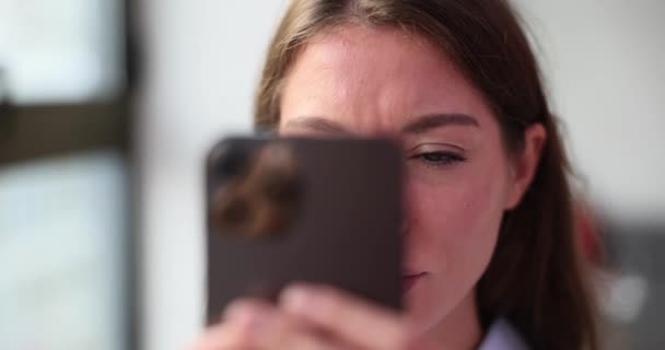 Ernsthaft Schöne Frau Schaut Auf Smartphone Bildschirm Sucht Nach Gadgets — Stockvideo