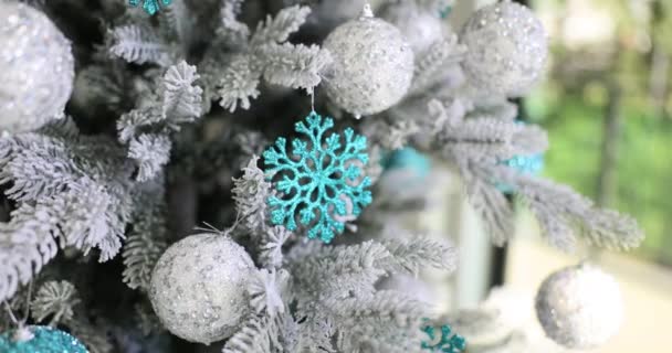 Nahaufnahme Von Weihnachtsbaum Mit Schmuck Weihnachtskugel Und Beleuchtung Und Schneeflocke — Stockvideo