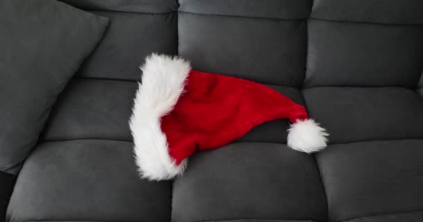 Κόκκινο Καπέλο Βασίλη Γκρι Καναπέ Ετοιμάσου Γιορτάσεις Μόνος Χριστούγεννα — Αρχείο Βίντεο
