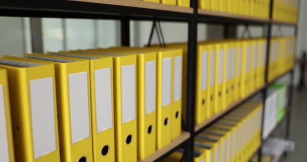 Κίτρινοι Φάκελοι Υλικά Και Έγγραφα Στα Ράφια Αποθήκευση Επιχειρηματικών Εγγράφων — Αρχείο Βίντεο