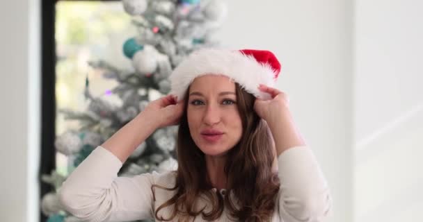 Fată Veselă Fericită Pălăria Moș Crăciun Privind Cameră Zâmbind Sărbătorind — Videoclip de stoc