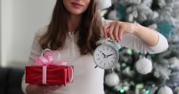 Julejente Med Gaveeske Vekkerklokke Tid Planlegging Kjøp Nyttårsgaver – stockvideo