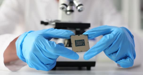 Engenheiro Com Microscópio Para Reparação Soldagem Microcircuitos Telefones Celulares Conceito — Vídeo de Stock