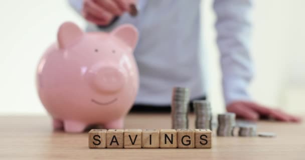 Geschäftsmann Hand Legt Geld Schwein Und Wort Ersparnisse Künftiger Bedarf — Stockvideo