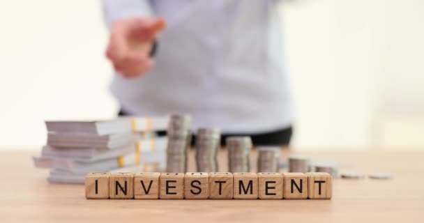 Palabra Inversión Con Pilas Monedas Dólares Mesa Con Inversor Inversiones — Vídeo de stock