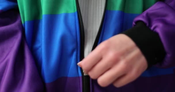 Persoon Een Jasje Ritst Regenboogkleurig Materiaal Dicht Regenboog Vlag Modemerken — Stockvideo