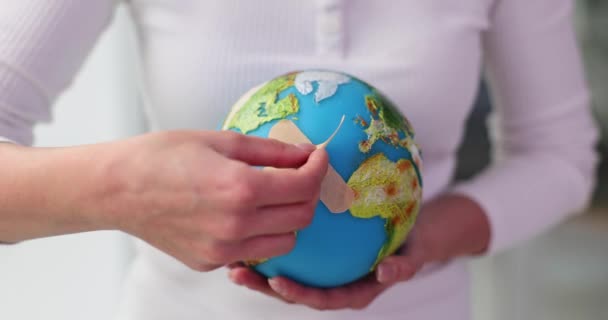 Globe Met Patch Ecologische Sociale Problemen Van Planeet Oorlogscrisis Catastrofe — Stockvideo