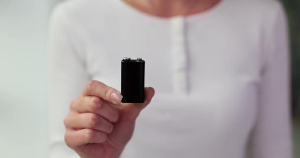 女性の手のバッテリークラウンエネルギー 9ボルトの高圧レベルを有する大型長方形電池 — ストック動画