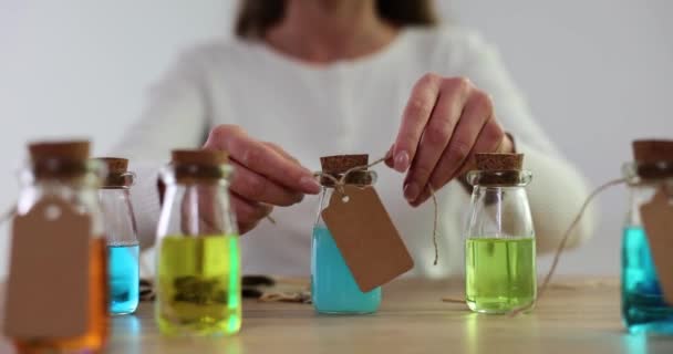 Velký Výběr Ručně Vyráběných Aromat Stojanu Parfémy Etiketami Luxusní Parfémová — Stock video