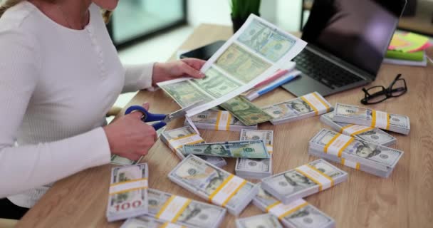Falsificatore Taglio Banconote Dollaro Con Forbici Sul Tavolo Primo Piano — Video Stock