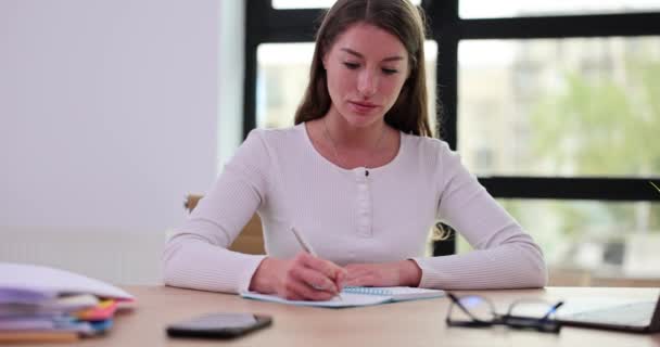 Kadın Yönetici Işyerindeki Masada Oturuyor Defterine Notlar Alıyor Yapılacaklar Listesi — Stok video