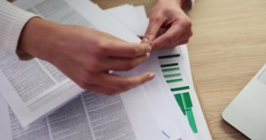 Kadın ellerinin belgeye ataç yerleştirmesi. İş belgelerinin hazırlanması