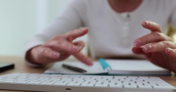 Handen Typen Toetsenbord Notebook Met Notities Vrouw Werkt Laptop Computer — Stockvideo