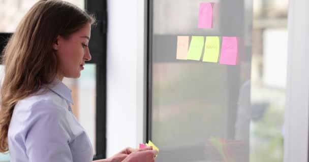 Seo经理或导师在办公室的玻璃上粘贴彩色贴纸 创新想法和回顾业务发展规划 — 图库视频影像