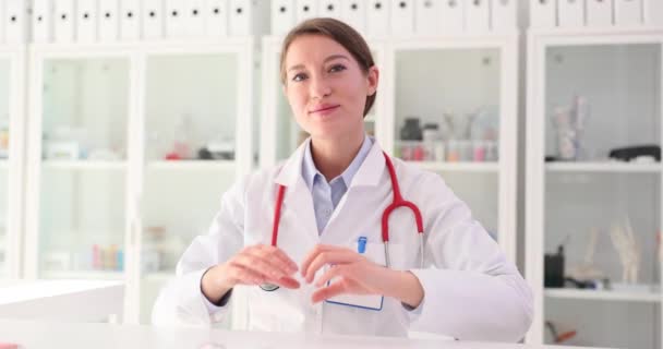 Retrato Una Joven Enfermera Sonriente Médico General Mostrando Gesto Mano — Vídeo de stock