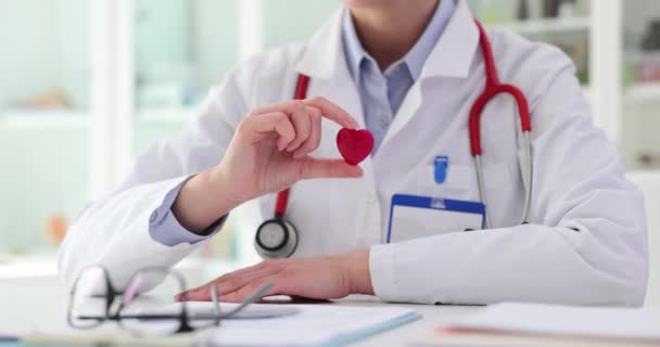Doktor Drží Srdce Červené Hračky Těsné Blízkosti Koncepce Transplantace Vnitřních — Stock video
