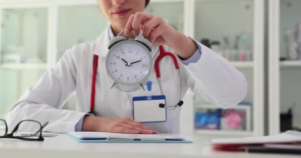 Zdraví Nemocnice Čas Návštěvu Lékaře Terapeutický Lékař Kardiolog Budíkem — Stock video