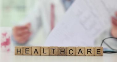 Doktor hastanın tıbbi kayıtlarını ve bilgilerini dolduruyor. Hastane, sağlık ve tıpta sağlık sigortası belgesi imzalayan doktor