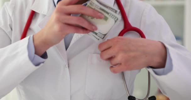 医生把钱放在口袋里 药品概念腐败和贿赂 — 图库视频影像