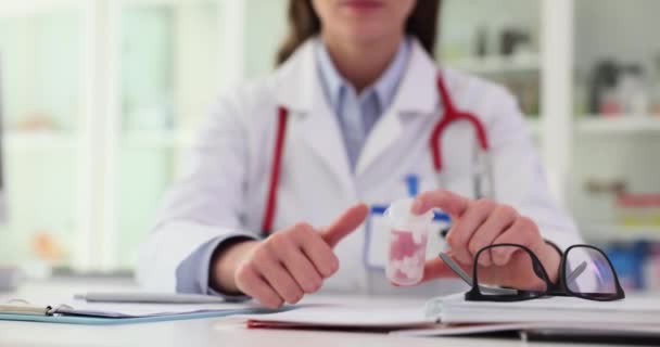 Läkare Terapeut Kardiolog Onkolog Håller Behållare Med Piller Och Visar — Stockvideo