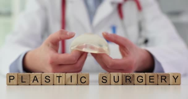 Lekarz Pokazuje Pacjentowi Silikonowe Implanty Tekstową Operację Plastyczną Zmniejszenie Korekta — Wideo stockowe