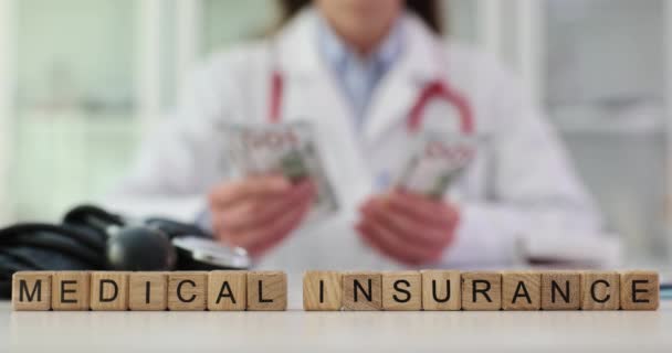 Ärztlicher Therapeut Zählt Geld Und Krankenversicherungstext Freiwillige Krankenversicherung — Stockvideo