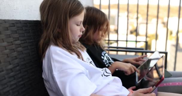 Deux Charmantes Sœurs Jouent Avec Une Tablette Numérique Assise Sur — Video