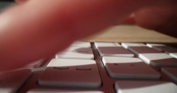 Bilgisayar Klavyesinde Yazısı Klavyede Elleri Tıkırtısı Olan Öğrenci Tipi — Stok video