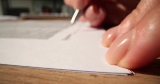 Крупним Планом Жіночі Руки Підписують Контракт Дату Почерку Клієнт Покупець — стокове відео