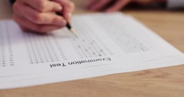 Cevap kağıdında seçilmiş kalem yazan bir kadın. Sınav yapan öğrenciler