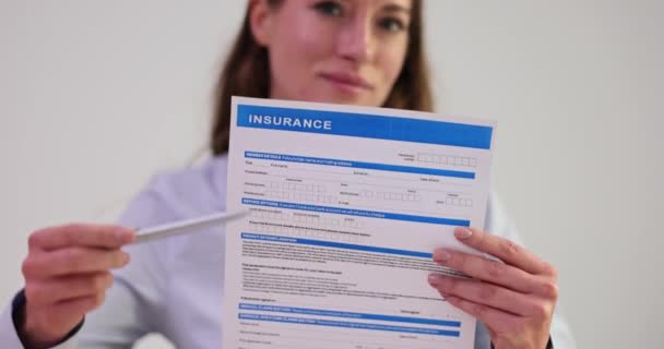 处理保险索赔表的经理代理 医疗和财产保护的保障 — 图库视频影像