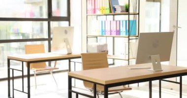 Pencereli, tavan arası tarzı bir ofis aç. Bilgisayarlı modern şık ofis