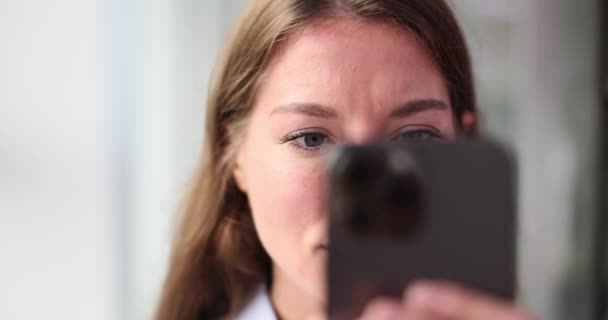 Krásná Žena Přemýšlí Při Pohledu Smartphone Dívka Dívá Pozorně Obrazovku — Stock video