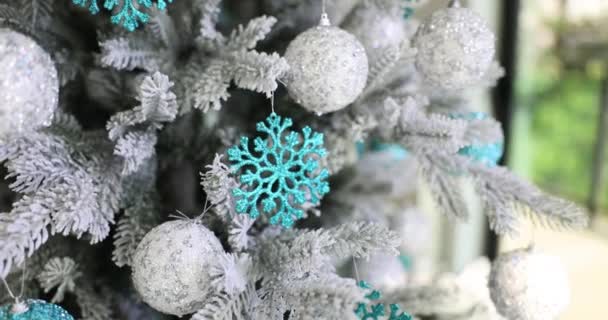 Новогодний Белый Шар Снежинкой Ветках Елки Рождественское Настроение Рождество — стоковое видео