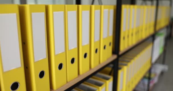Żółte Identyczne Teczki Biurowe Półce Biurze Przechowywanie Dokumentów Służbowych Archiwów — Wideo stockowe