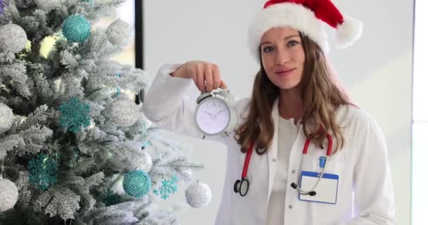 Enfermera Doctora Sosteniendo Despertador Árbol Navidad Horario Apertura Asistencia Médica — Vídeos de Stock