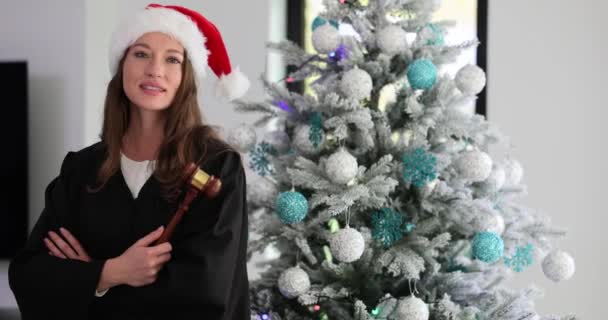 Juíza Usa Chapéu Pai Natal Frente Árvore Natal Feriados Ano — Vídeo de Stock