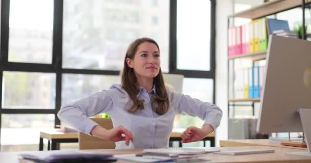 Ruhig Lächelnde Geschäftsfrau Entspannt Sich Bequemen Bürostuhl Glückliche Frau Amt — Stockvideo