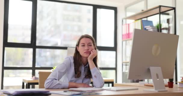 疲惫的女工躺在写字台前 想着如何解决问题 缺乏动力的女经理寻找灵感 厌倦单调乏味的工作 — 图库视频影像