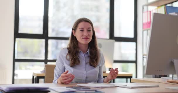Portrait Femme Affaires Confus Haussant Les Épaules Regardant Dans Bureau — Video
