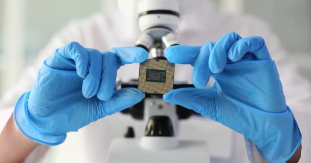 Tecnico Laboratorio Con Microscopio Tiene Microcircuito Ricerca Sui Dispositivi Elettronici — Video Stock